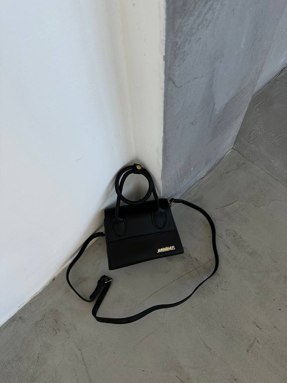 Сумка " Jacquemus " крихітка з круглою ручкою — фото 3